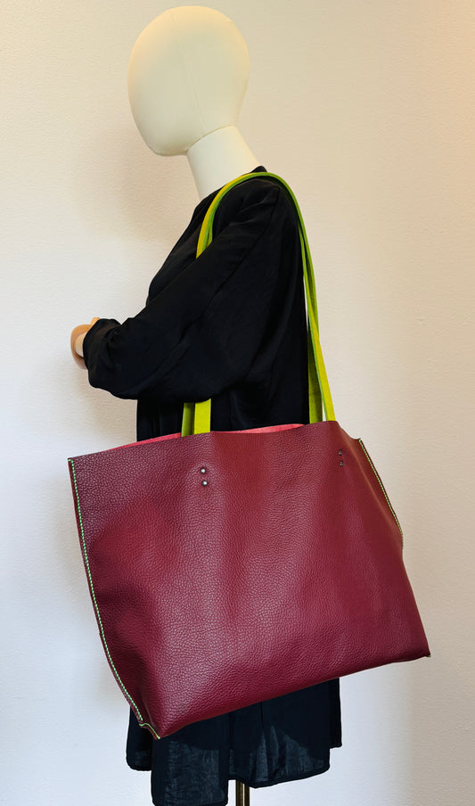Schultertasche „Sam“ - bordeaux mit neon-grün