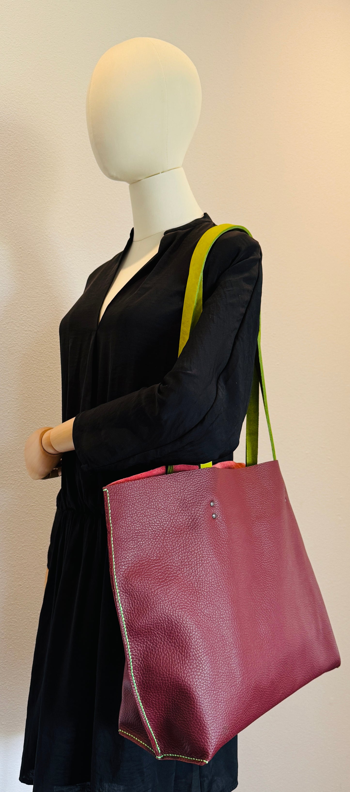 Schultertasche „Sam“ - bordeaux mit neon-grün