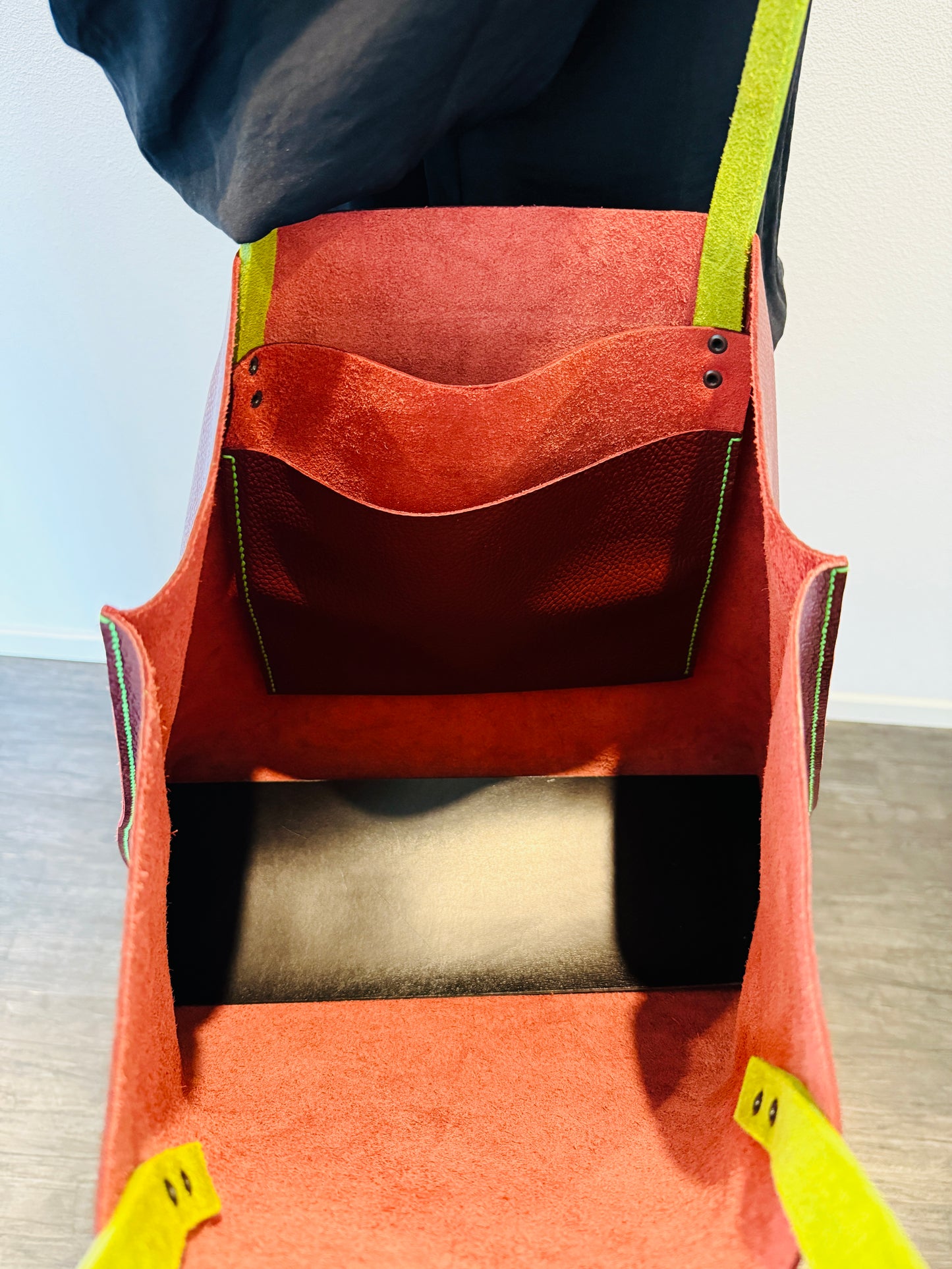 Schultertasche „Sam“ - bordeaux mit neon-grün