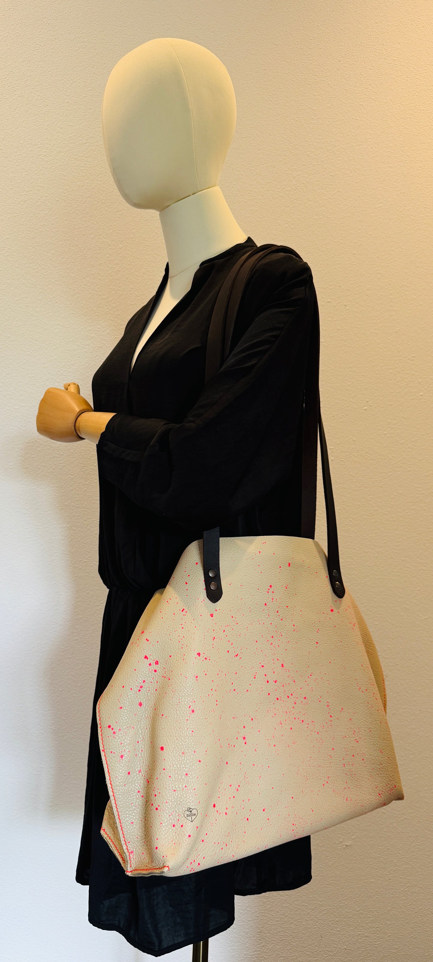 Schultertasche „Sam“ - Graffiti - beige mit neon-pink