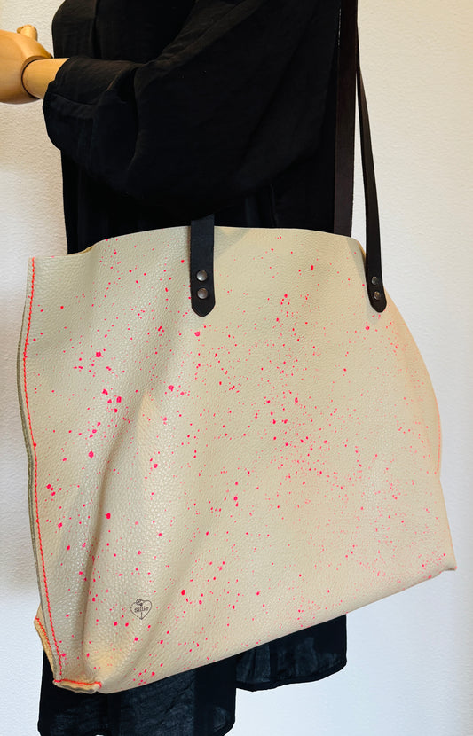 Schultertasche „Sam“ - Graffiti - beige mit neon-pink