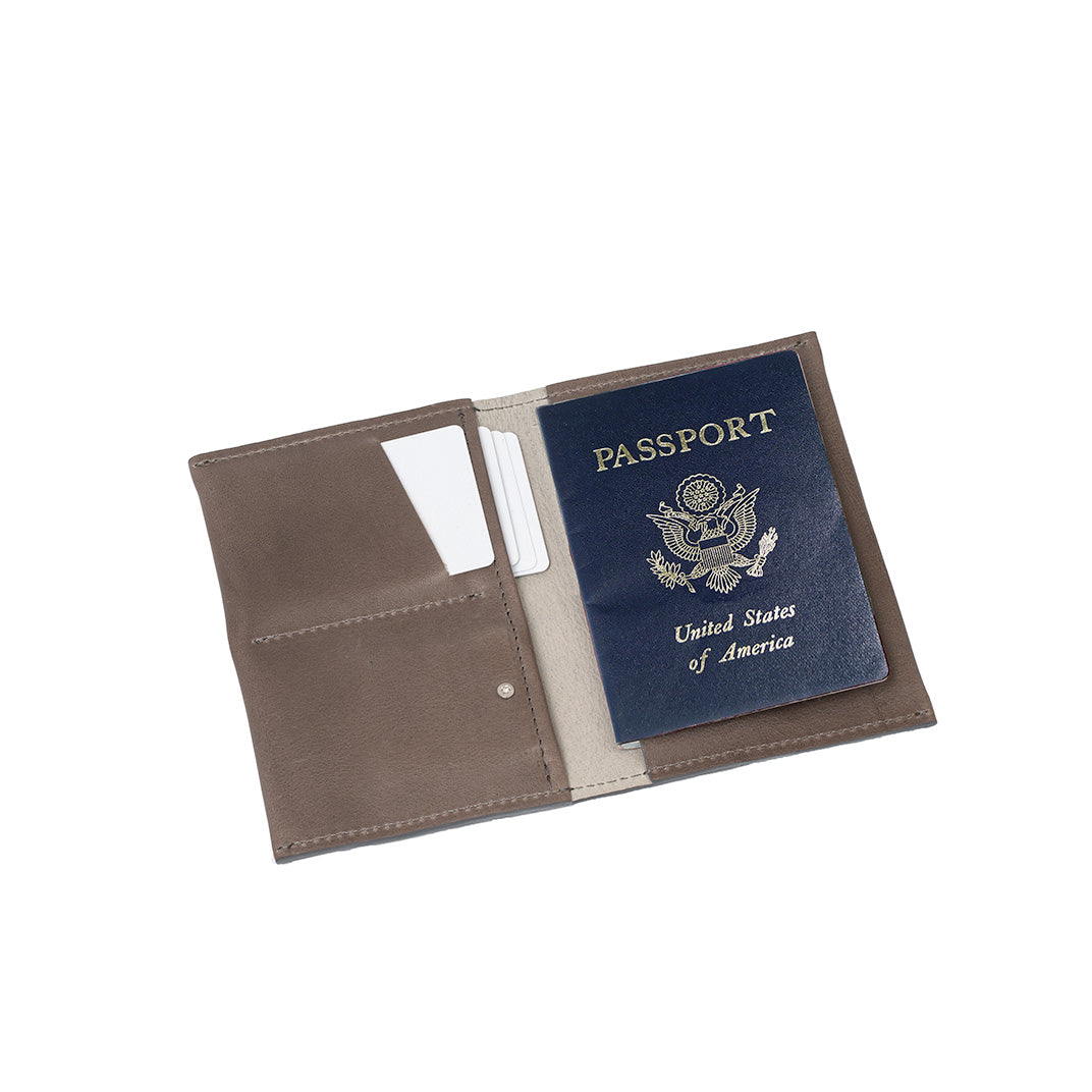 Leather AirTag Passport Holder 2.0 (OUTLET)-1